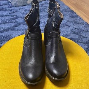 Size 42 navy blue leather bootie with buckle. Side zip.
